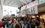 Des militants de mouvements écologistes, dont Extinction Rebellion (XR), manifestent dans le centre commercial Italie 2, le 5 octobre 2019 à Paris
