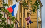 Un drapeau russe près de l'ambassade des Etats-Unis à Moscou, le 31 juillet 2017