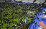 La pelouse du Stade de France envahie par les spectateurs le 13 novembre 2015 à Saint-Denis