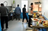 Des détenus cuisinent à la Maison d'arrêt de Mont-de-Marsan, le 26 janvier 2017