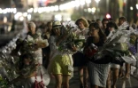 Une chaîne humaine de centaines de personnes déplace les fleurs le 18 juillet 2016 à Nice