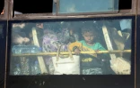 Des familles syriennes évacuées par bus de la province de Qouneitra arrivent au passage de Morek, le 21 juillet 2018 avant d'être emmenées vers les provinces d'Idleb et d'Alep
