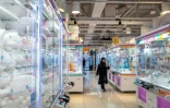 Des machines Ă pinces dans une salle d'arcade Ă Tokyo, le 22 novembre 2025
