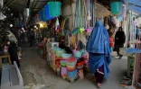 Une réfugiée afghane sur un marché à Peshawar le 29 septembre 2018