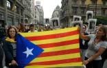Des manifestants  défilent avec le drapeau des indépendantistes catalans le 14 octobre 2019 à Barcelone