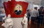 Des visiteurs à l'exposition officielle en hommage à Léonid Brejnev, le 12 février 2016 à Moscou en Russie