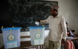 Un électeur vote à la présidentielle, le 14 janvier 2024 à Moroni, aux Comores