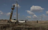 Des électriciens de DTEK Grids réparent des câbles endommagés dans un village proche de la ligne de front, à l'extérieur de Pokrovsk, dans la région de Donetsk, le 20 mars 2025 en Ukraine