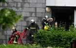 Des pompiers devant un immeuble d'habitation où un incendie s'est déclaré pendant la nuit, le 6 juin 2025 à Reims, dans la Marne