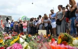 La foule rend hommage aux personnes abattues par le jeune forcené, dans un centre commercial à Munich, le 23 juillet 2016