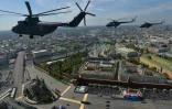 Des hélicoptères Mil Mi-26 Halo survolent la Place Rouge à Moscou lors du défilé militaire du jour de la victoire, le 9 mai 2015