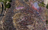 Vue aérienne de la manifestation à Santiago du Chili, le 18 octobre 2020