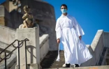 Un prêtre attend l'arrivée des fidèles pour la messe à la basilique Notre Dame de la Garde, à Marseille le 24 mai 2020
