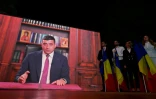 Le leader du parti souverain nationaliste "Alliance pour l'Union des Roumains" (AUR), George Simion, s'adresse à ses partisans par message vidéo après l'annonce des résultats du sondage à la sortie des urnes lors du premier tour de l'élection présidentielle à Bucarest, le 4 mai 2025 en Roumanie