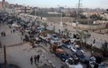 Des déplacés palestiniens  attendent près du passage de Netzarim, qui coupe la bande de Gaza en deux, avant de pouvoir regagner le nord du territoire, le 26 janvier 2025
