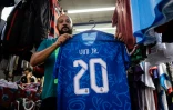 Un maillot au nom de Vinicius Junior en vente dans une boutique du quartier de Sao Gonçalo, à Rio de Janeiro, le 23 mai 2023