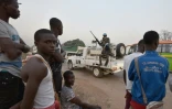 Des habitants regardent passer un convoi de Casques bleus, le 6 janvier 2017 à Bouaké 