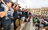 Les joueurs du MHR avec le Bouclier de Brennus devant la foule place de la Comédie à Montpellier lors des célébrations organisées à l'occasions du titre de champion du Top 14 de Montpellier le 25 juin 2022