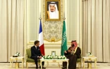 Le président français Emmanuel Macron (g) rencontre le prince héritier d'Arabie saoudite Mohammed ben Salmane lors d'une visite officielle à Riyad, le 2 décembre 2024