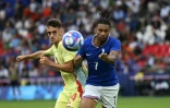 Le Français Michael Olise (d) à la lutte avec l'Espagnol Aimar Oroz, le 9 août 2024 au Parc des Princes