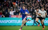 L'ailier français Damian Penaud file marquer un essai après son interception face à la Nouvelle-Zélande, lors du dernier test-match de la tournée d'automne, le 20 novembre 2021 au Stade de France à Saint-Denis