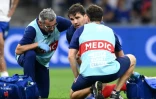 Le capitaine du XV de France Antoine Dupont (C) est soigné après avoir été violemment heurté par un joueur de la Namibie lors d'un match du Mondial, le 21 septembre 2023 à Marseille