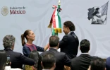 La présidente Claudia Sheinbaum remet le drapeau national au gardien de but Guillermo Ochoa, lors d'une cérémonie en l'honneur de l'équipe nationale de football du Mexique avant la Coupe du monde de la Fifa, le 8 juin 2026 à Mexico