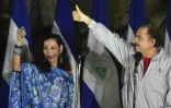 Le président sortant Daniel Ortega et sa femme Rosaria Murillo lèvent le pouce après avoir voté à l'élection présidentielle, le 6 novembre 2016 à Managua, au Nicaragua
