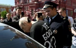 L'artiste russe Roman Roslovtsev porte un masque à l'effigie de Vladimir Poutine et se fait arrêté par la police sur la Place Rouge à Moscou le 14 mai 2016