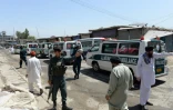 Des ambulances transportant des cercueils des victimes de l'attentat-suicide à Jalalabad, en Afghanistan, le 2 juillet 2018