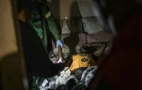 Un blessé est pris en charge par des ambulanciers lors d'une intervention au township Philippi, près du Cap, le 15 avril 2025 en Afrique du Sud