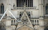 Des pompiers sur une grue après un incendie dans la cathédrale de Nantes, le 18 juillet 2020