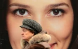 Des femmes âgées devant une publicité montrant le visage d'une jeune femme à Moscou, le 1er novembre 2012