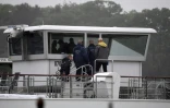 Des policiers hongrois à bord du bateau de croisière Sigyn le 30 mai 2019 à Budapest, qui a heurté et fait couler la veille le bateau d'excursion Sirène, faisant au moins sept morts et 21 disparus.