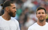 Le défenseur espagnol Sergio Ramos et l'attaquant argentin Lionel Messi, deux des nouvelles recrues du Paris Saint-Germain, lors de leur présentation officielle avant le match de Ligue 1 contre Strasbourg, le 14 août 2021 au Parc des Princes 