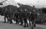 Le général Hugo Torres (à droite) pendant une cérémonie militaire à Managua, le 6 février 1988