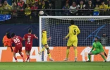 Le milieu de terrain français de Villareal Francis Coquelin (d), marque le 2e but à domicile face à Liverpool, lors de la demi-finale retour de la Ligue des Champions, le 3 mai 2022