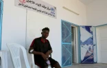 Soleiman Coulibaly, un jeune Malien secouru in extremis en Méditérrannée après le naufrage d'un bateau avec plus de 80 migrants à bord. Photo prise dans un foyer de migrants dans la ville tunisienne de Zarzis le 4 juillet 2019