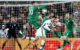 L'attaquant portugais Cristiano Ronaldo, à la lutte avec la défense irlandaise, lors des éliminatoires de la Coupe du monde 2022 au Qatar, le 11 novembre à Dublin