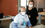 Des opérateurs contactent des malades récemment testés positifs au coronavirus, le 20 mai 2020 depuis le call center N-Allo à Bruxelles