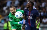 Le défenseur portugais du Paris SG Nuno Mendes (droite) est félicité par le gardien Lucas Chevalier après avoir inscrit le tir au but de la victoire en Supercoupe d'Europe contre Tottenham le 13 août 2025 à Udine (Italie)
