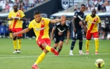 Florian Sotoca inscrit sur penalty le but de la victoire du RC Lens face à Bordeaux au Matmut Atlantique, le 12 septembre 2021  