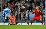Le gardien du Real Andriy Lunin (d) stoppe le tir au but de l'attaquant de City Bernardo Silva, le 17 avril 2024 Ă Manchester