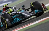 Lewis Hamilton au volant de sa monoplace Mercedes lors de la seconde séance d'essais du Grand-Prix de Bahreïn sur le circuit de Sakhir le 18 mars 2022 à Bahreïn 