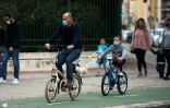 Un père et son fils en vélo dans une rue de Séville (Espagne), le 26 avril 2020