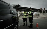 Des gendarmes contrĂ´lent un automobiliste Ă une sortie de l'A10 entre Paris et Bordeaux, pendant un confinement national, le 9 avril 2021 Ă Virsac, dans le sud-ouest de la France