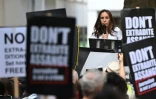 Stella Assange, épouse de Julian Assange, fait une déclaration lors d'une manifestation contre l'extradition de son mari, le 17 juin 2022 à Londres
