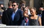 La chanteuse américaine Jennifer Lopez et l'acteur américain Ben Affleck quittent le Palazzo del Casino après que Affleck a particiéance photos pour le film "The Last Duel" présenté hors compétition à la 78ème édition de la Mostra, à Venise le 10 septembre 2021
