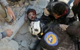 Des Casques blancs de la Défense civile syrienne sauvent un enfant des décombres d'un bâtiment détruit par un bombardement, à Bab al-Nairab, dans le nord d'Alep, le 24 novembre 2016