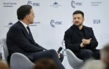 Le président ukrainien Volodymyr Zelensky (à droite) et le secrétaire général de l'OTAN Mark Rutte participent à une table ronde lors de la 62e Conférence de Munich sur la sécurité (MSC) le 14 février 2026 à Munich, dans le sud de l'Allemagne